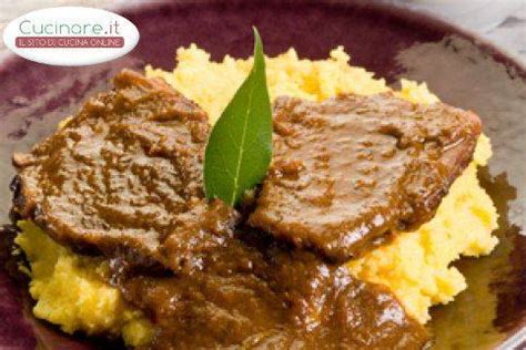 Di seguito il brasato fatto alcuni giorni fa non con la guancia (che non ho trovato), ma con un ben più costoso taglio che non ricordo. brasato con polenta | cucinare.it