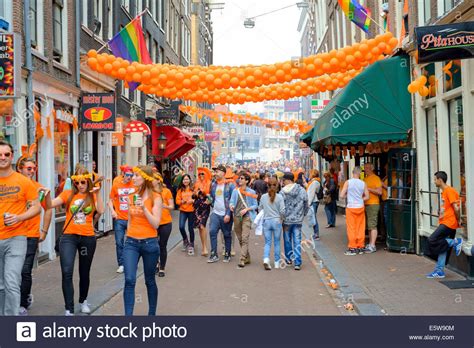 Die stadt ist ohnehin schon für seine eskalativen partys bekannt. Teilnehmer feiern Königstag (ehemals Königinnentag) in den ...