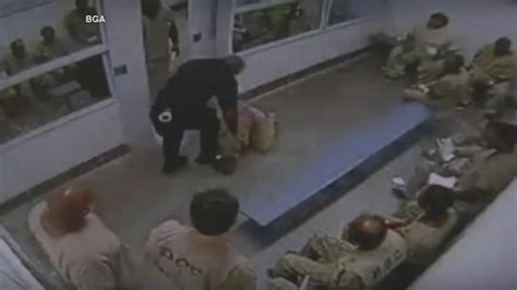 Video Shows Cook County Jail Guard Punching Kicking Inmate Abc7 Chicago