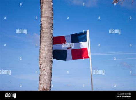 Drapeau De La République Dominicaine Sur La Plage De Bavaro à Punta