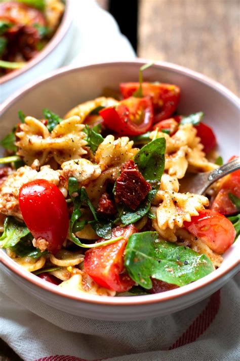 Mediterraner-Nudelsalat- mit - Tomaten -Rucola-und-Mozzarella-4