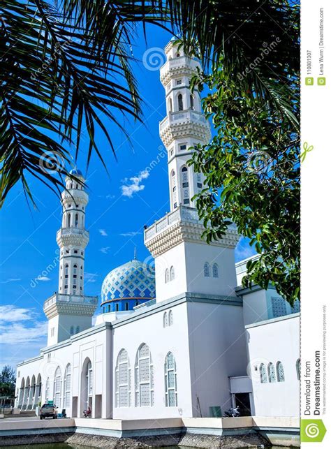 Valitse laajasta valikoimasta samankaltaisia kohtauksia. Kota Kinabalu City Mosque, Sabah, Borneo, Malaysia Stock ...