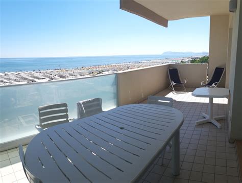 Cucina abitabile, soggiorno, 2 terrazzi, 2 camere da letto. RICCIONE ABISSINIA FRONTE MARE a Riccione in Affitto ...