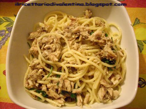 Appena la cipolla sarà cotta, aggiungere il tonno, sfumare con il vino bianco, salare e pepare. SPAGHETTI AL TONNO IN BIANCO | Il RICETTARIO di Valentina