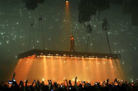 Kanye West Lights It Up Lets Crowd Do The Talking At Fourth Forum