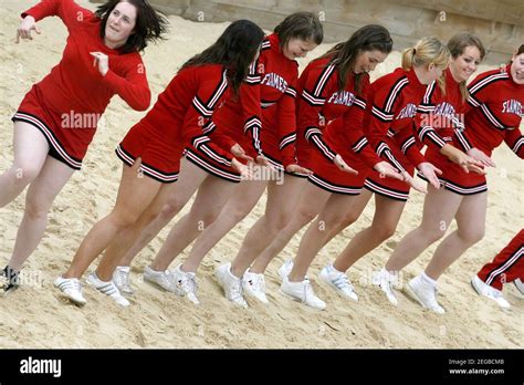 Beach Volleyball Cheerleaders Banque Dimage Et Photos Alamy