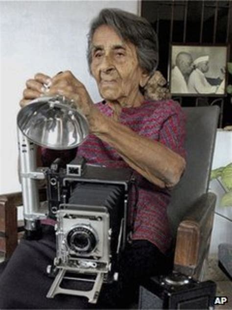 First India Woman Photo Journalist Homai Vyarawala Dies Bbc News