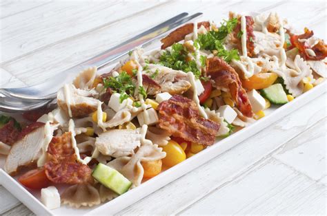 Pastasalat med kylling bacon og masser af grønt Hurtig mad god til børn