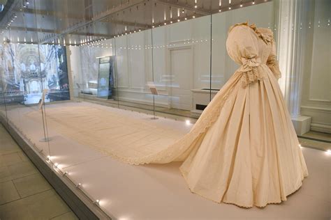 Princess Dianas Iconic Wedding Dress On Display In London Daily Sabah
