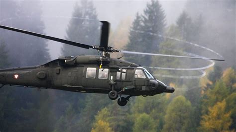 What kind of rotors does a sikorsky black hawk have? US-Kampfhubschrauber tanken in Dresden auf | MDR.DE
