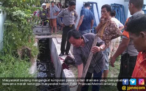 Kebetulan tepi sungai berbatasan dengan. Heboh, Air Sungai Bah Bolon Berubah Warna Jadi Merah Pekat ...
