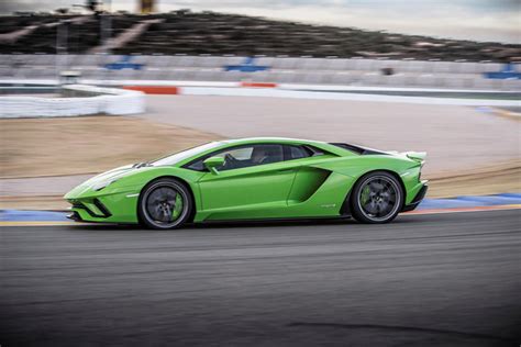 2018 Lamborghini Aventador S Coupe Review Trims Specs And Price Carbuzz