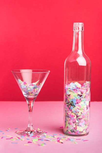 Flasche Und Glas Mit Bunten Konfetti Kostenlose Foto