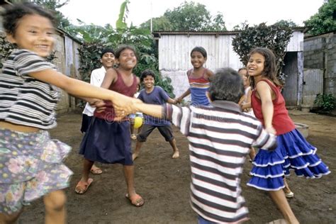 Vue De Rue De Jouer Les Enfants De Nicaragua Photographie éditorial Image Du Autour Danse