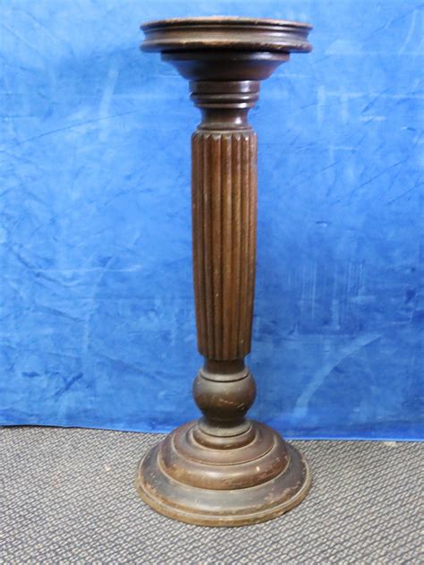 Lot - WOODEN PLANT STAND