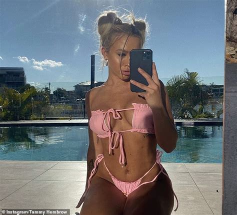Tammy Hembrow Shows Off Curves Poolside At Gold Coast Home Daily Mail Online