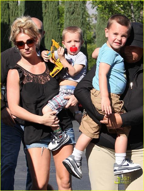 Britney Spears Sons Check Out Astrobabe Photo Britney Spears Celebrity Babies