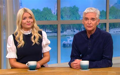 Holly Willoughby Statement Mandeepmaciej