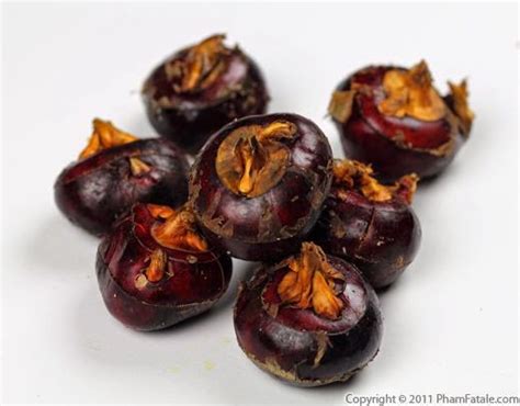 Trapa natans (l., 1753), comunemente nota come castagna d'acqua, è una pianta appartenente alla famiglia delle lythraceae, diffusa in eurasia e nordafrica. Il giardino delle Naiadi: ELEOCHARIS DULCIS, LA CASTAGNA D ...