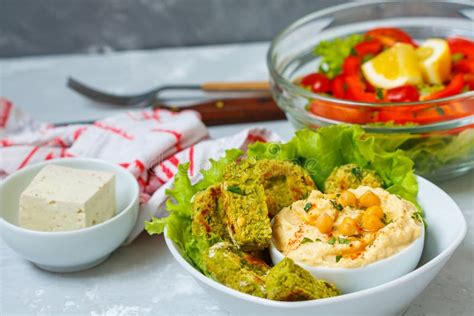 Falafel Tofu Sallad Och Hummus Arkivfoto Bild Av Arabisk Sesam