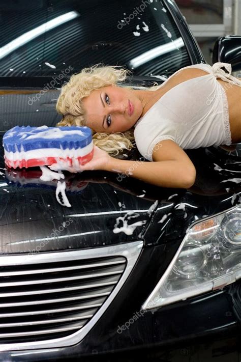 Gente Lavando Autos Hermosa Mujer Lavar Un Coche — Foto De Stock