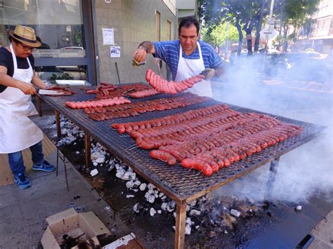 Las parrillas para cocina hacen las veces de placa, de fogón, dando la posibilidad de dejar los alimentos al gusto del comensal. Ya casi salen los Chorizos a la Parrilla con Salsa Criolla ...