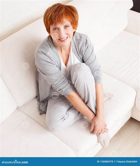 Glckliche Reife Frau Auf Sofa Stockfoto Bild Von Lebensstil Glück 156886978