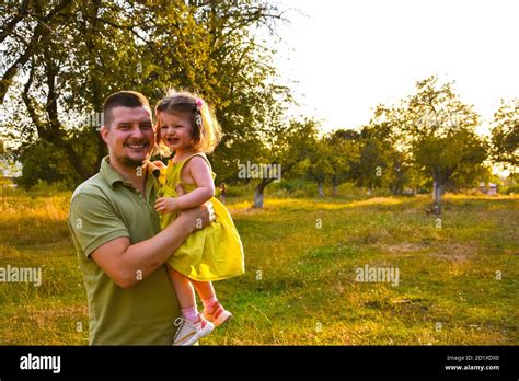 Padre Feliz Con Hija Pequeña Pasando Tiempo Juntos En El Campo Soleado