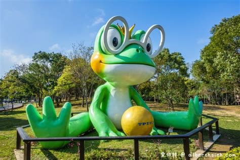 左右 (zuǒ yòu), 大概 (dà gài), 大约 (dà yuē) синоним 左右 不同的语境这几个词语表达的意思含义都不一样。 但是我猜测你想问的是它们类似于英语about的意思吧。 这三个词都有猜测，不确定，估计，的意思. 桃園親子景點．八德埤塘生態公園（景色優美忙裡偷閒無料野餐好去處） @愛伯特吃喝玩樂全記錄