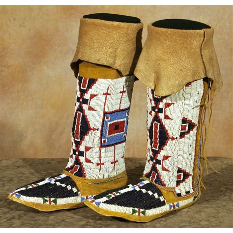 Sioux Womans Beaded Moccasins And Leggings Mocassin Indien Tribus Indiennes Art Amérindien