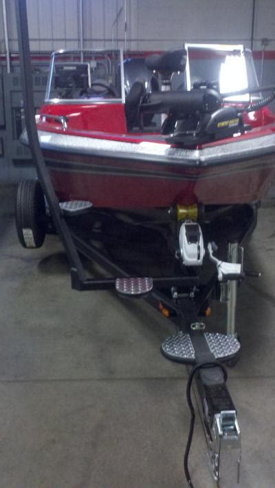 A boat or boat trailer with a width between 102 and 120 inches is permitted to be towed as long as the boat or trailer is equipped with two operable amber lamps on the widest point to clearly mark outside dimensions. Trailer Steps! - Skeeter Boats | In-Depth Outdoors