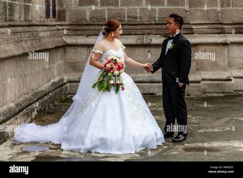 una pareja filipina posar para fotos de bodas fuera de una iglesia en intramuros manila