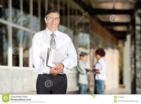 Verdeutlichung, aus welcher position wir schreiben. Lehrer Holding Books While, Das Auf Dem Campus Steht Stockbild - Bild von bücher, schauen: 37108675