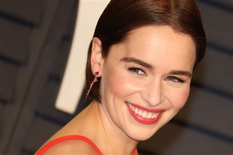 emilia clarke opowiada o tętniaku mózgu i operacjach w trakcie kręcenia „gra o tron kobieta pl