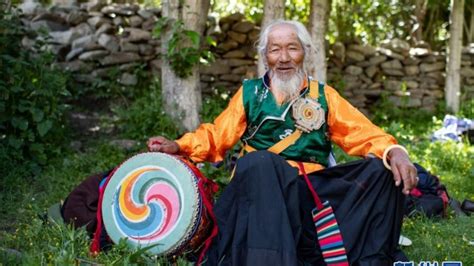 Tibeter Nyima Früher Leibeigener Heute Überlieferer Des Jiho Drowo Tanzes