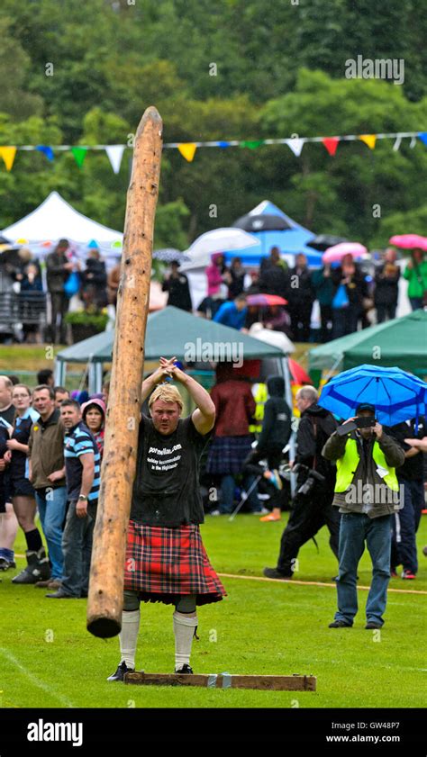 Tossing Caber Hi Res Stock Photography And Images Alamy