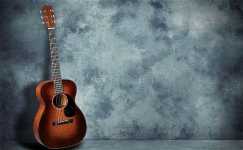 Guitarra En Fondo De La Pared Del Grunge Foto De Archivo Imagen De