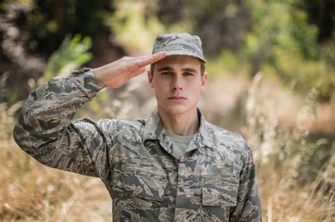 Retrato De Soldado Militar Dando Saludo En El Campo De Entrenamiento