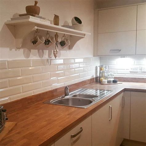 The cream selection matches the color of the kitchen hood and the drawers in this kitchen. Marylebone Cream - Marylebone Cream in 2020 | Gloss kitchen cabinets, Cream kitchen tiles ...