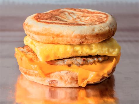 Inside the wholegrain english muffin you'll find grilled chicken, egg whites and. The healthiest breakfasts and egg sandwiches you can order ...