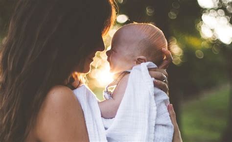 Menggendong Bayi Dari Berbagai Posisi Medcomid