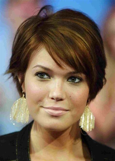 14 Amazing Hairstyles For Fat Faces Of Women To Look Slim