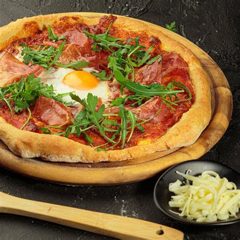 Pizza Carbonara Con Bacon Crema Parmesano Queso Rucola Salsa De Tomate