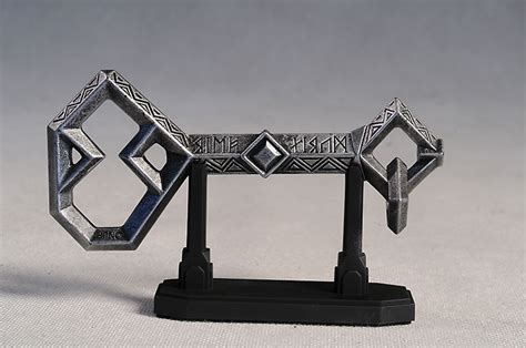 Review And Photos Of The Hobbit Key To Erebor Prop Replica By Weta