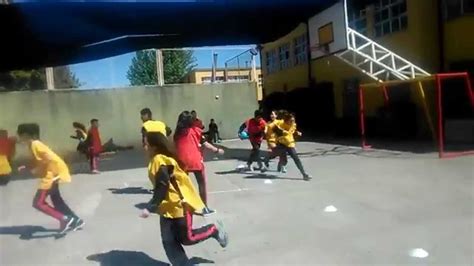 Hay varios tipos de juegos recreativos de educación física pero lo primero, hay que transmitir a los alumnos dos cuestiones con este juego también podemos utilizar pelotas específicas para un deporte determinado (rugby, baloncesto…) para que cada pelota corresponda a una técnica diferente. Juegos Educación Física - El Balón Que Persigue - YouTube