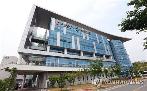 건강한 국민, 안전한 사회를 위해 귀 기울이는 대한민국 질병관리청 코로나19 대응에 최선을 다하겠습니다. 질병관리본부 '질병관리청'으로 승격 | 연합뉴스