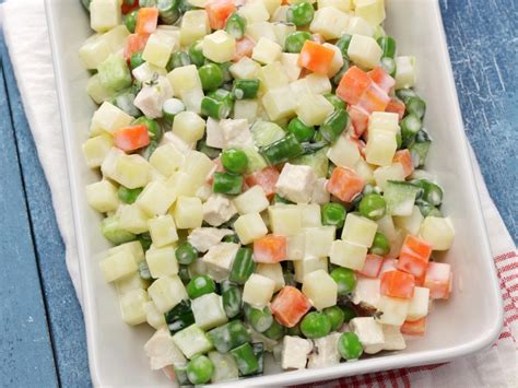 Recette en vidéo de l'atelier des chefs salade de légumes frais cuits à l'eau salée et assaisonnés de mayonnaise. Macédoine froide de légumes - La Meuhh