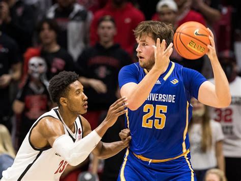 Uc Riverside Mens Basketball Team Squeaks Out Win Against Uc San Diego