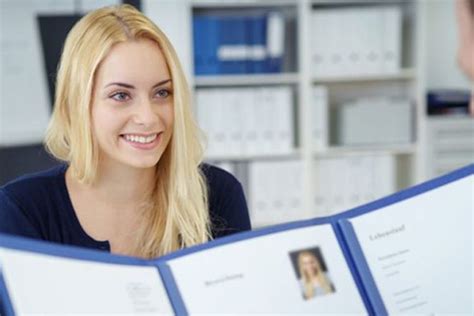 Perbedaan lain antara cover letter dan surat lamaran kerja terdapat pada isi surat tersebut. Perbedaan Cv Dan Surat Lamaran Kerja