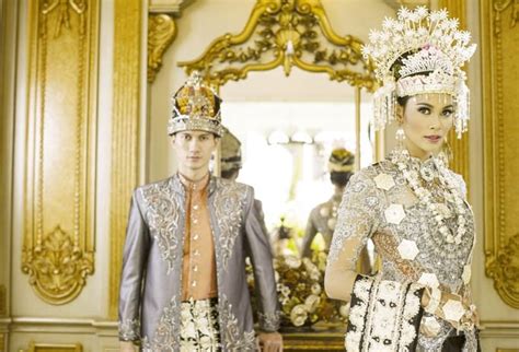 Model baju kebaya kristen untuk orang tua pengantin terbaru. Inspirasi Baju Pengantin Adat Batak Modern - GrosirKebaya.Net